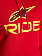 Alpinestars Ride V3 hættetrøje, tætbillede af grafik på brystet, rød med Hi-Vis gul RIDE-tekst og sort perforeret stjernelogo, røde snore med dyppede ender, premium fleece casual streetwear