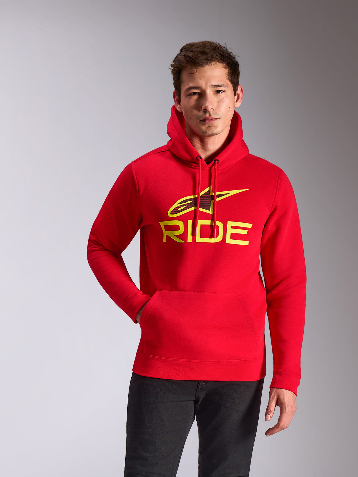 Alpinestars Ride V3 hættetrøje, rød med hi-vis gult logo, pullover fleece-hættetrøje med 'RIDE' og A-star grafik, kængurulomme, afslappet motorsport-streetwear