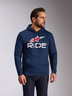Alpinestars Ride V3 hættetrøje, afslappet navyblå pullover-fleece, med hvidt RIDE-logo og rødt Alpinestars-stjernesymbol, jersey-foret hætte med snoretræk, kængurulomme foran, moderne motorsport-inspireret streetwear