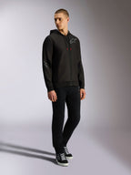 Alpinestars Sessions V3 hættetrøje, polyesterfleece med lynlås foran, sort og grå, grå logoer på bryst og ærmer, hætte med snoretræk med røde spidser, helkropsvisning af model i afslappet motorsport streetwear
