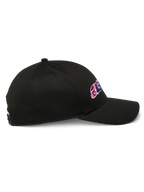 Alpinestars Canyon kasket, sort snapback kasket, set fra siden, kurvet skygge, med broderi på siden og struktureret krone, afslappet motorsport-hovedbeklædning