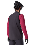 Alpinestars A-Dura Thermal Vest, sort, set bagfra, bordeauxrød langærmet trøje, sort mountainbikehjelm og handsker, letvægtsisoleret cykeludstyr til terrænkørsel