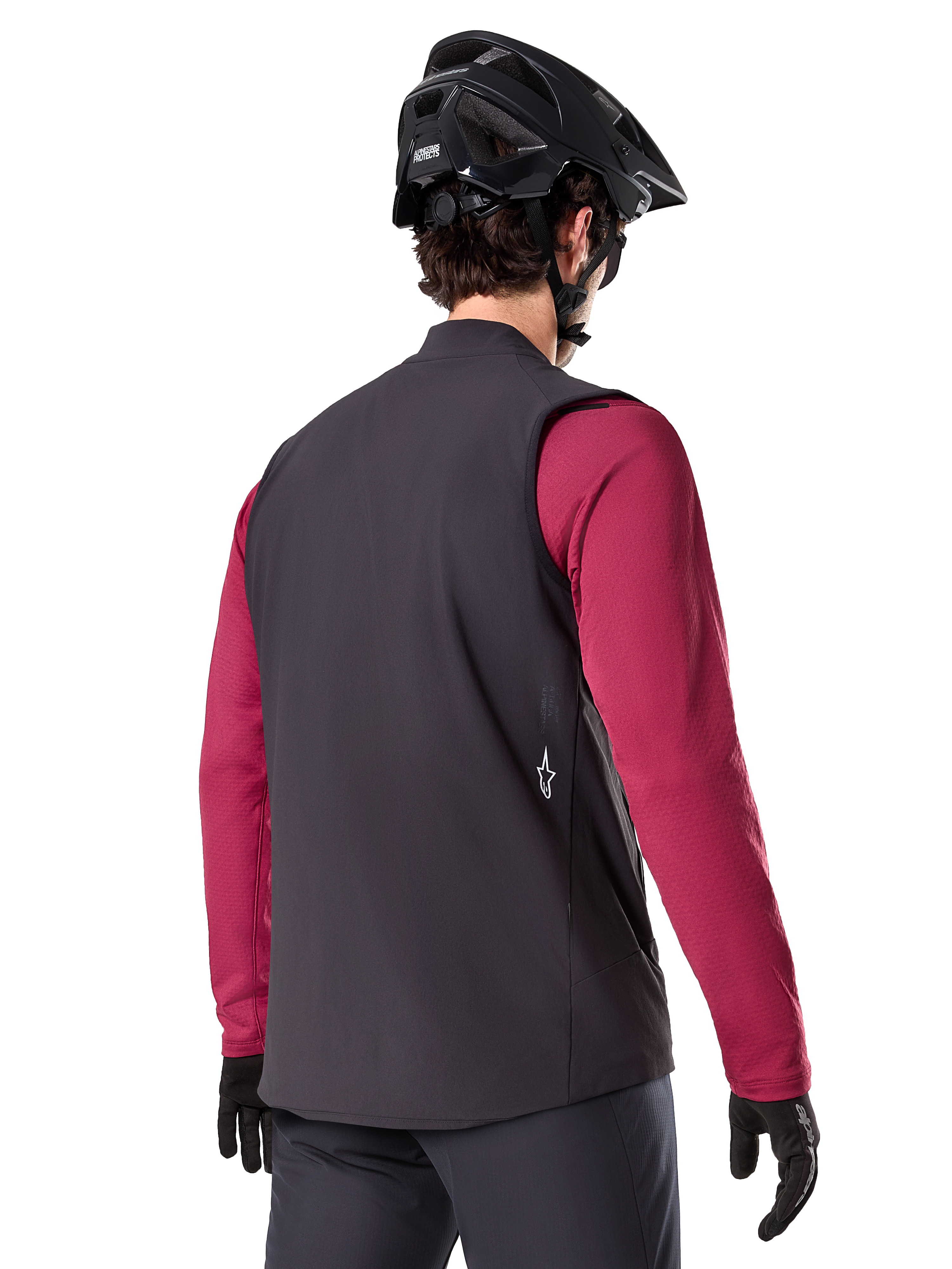 Alpinestars A-Dura Thermal Vest, sort, set bagfra, bordeauxrød langærmet trøje, sort mountainbikehjelm og handsker, letvægtsisoleret cykeludstyr til terrænkørsel