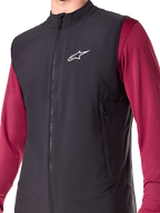 Alpinestars A-Dura Thermal Vest, sort, isoleret cykelvest til herrer, letvægts mountainbike-vest med PrimaLoft ACTIVE-isolering, gennemgående lynlås foran og to lynlåslommer, strømlinet performance-design til kørsel i koldt vejr