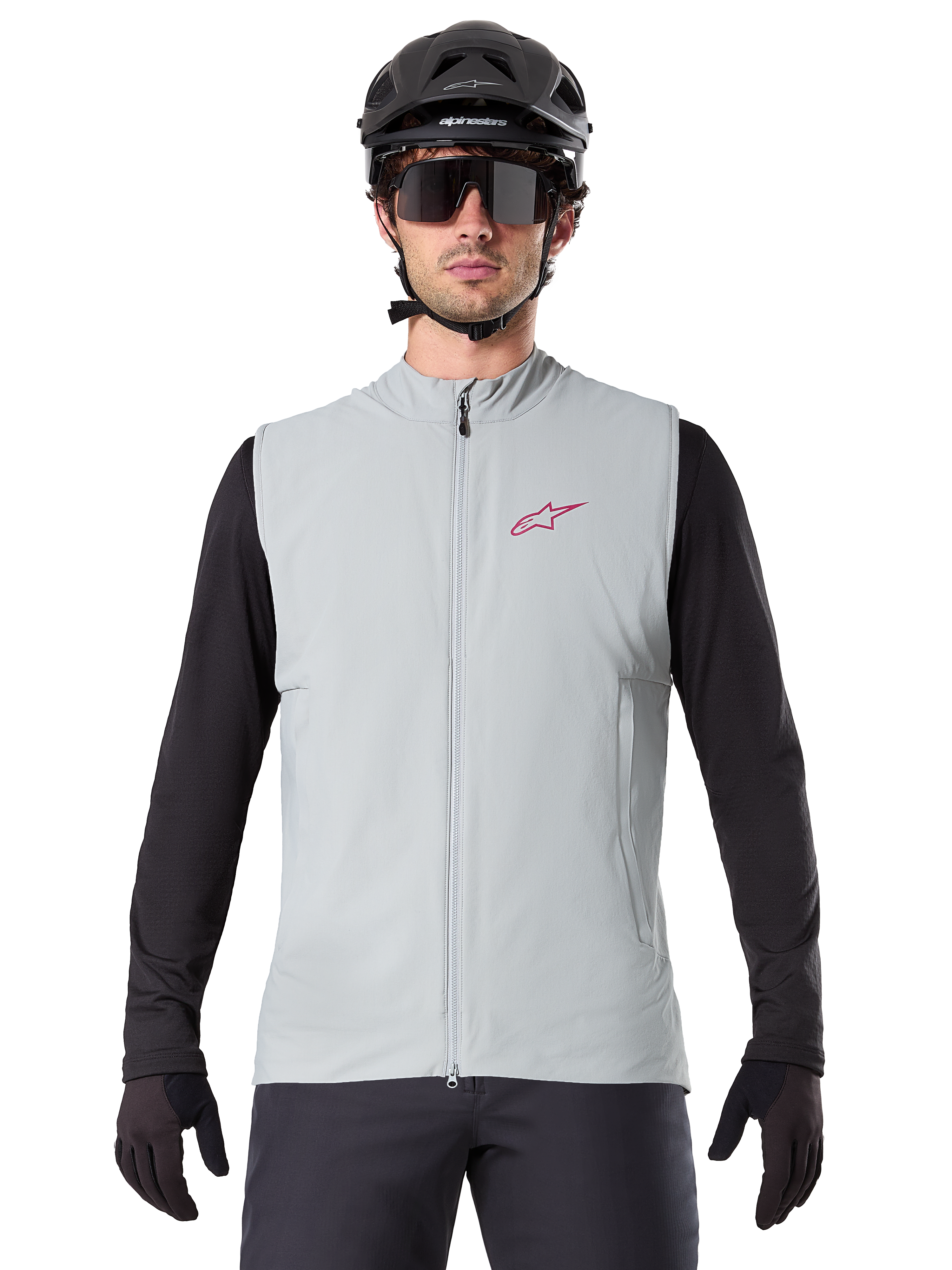 Alpinestars A-Dura Thermal Vest, cykelvest, Titanium Gray, båret med en sort langærmet trøje og sort cykelhjelm, rødt Alpinestars stjerne-logo på brystet, letvægts og isoleret til mountainbiking