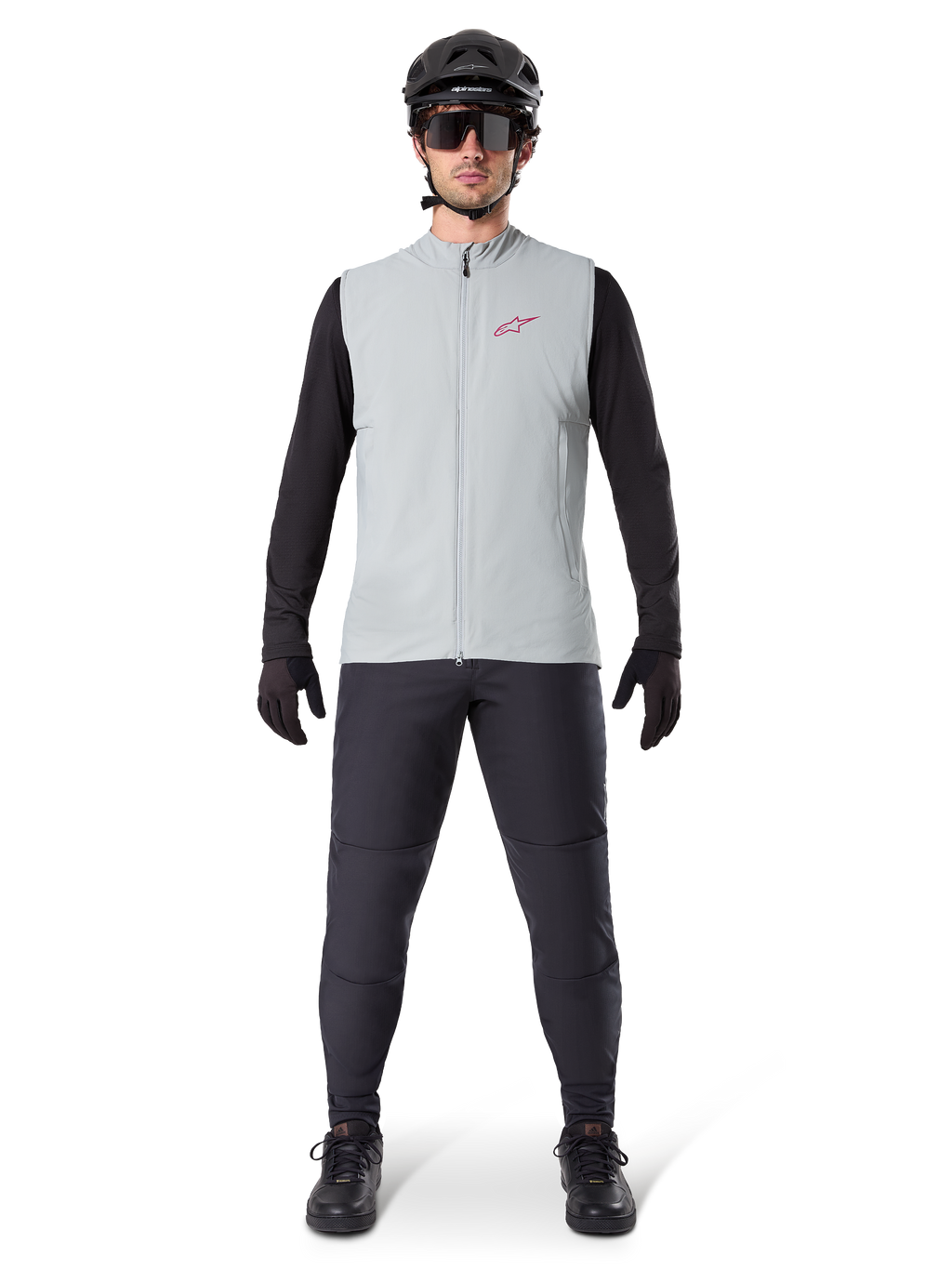 Alpinestars A-Dura Termovest, cykelvest, Titanium Gray, båret med sort langærmet trøje og sorte bukser, sort hjelm og solbriller, med et rødt Alpinestars-logo, letvægts termisk isolering til mountainbike
