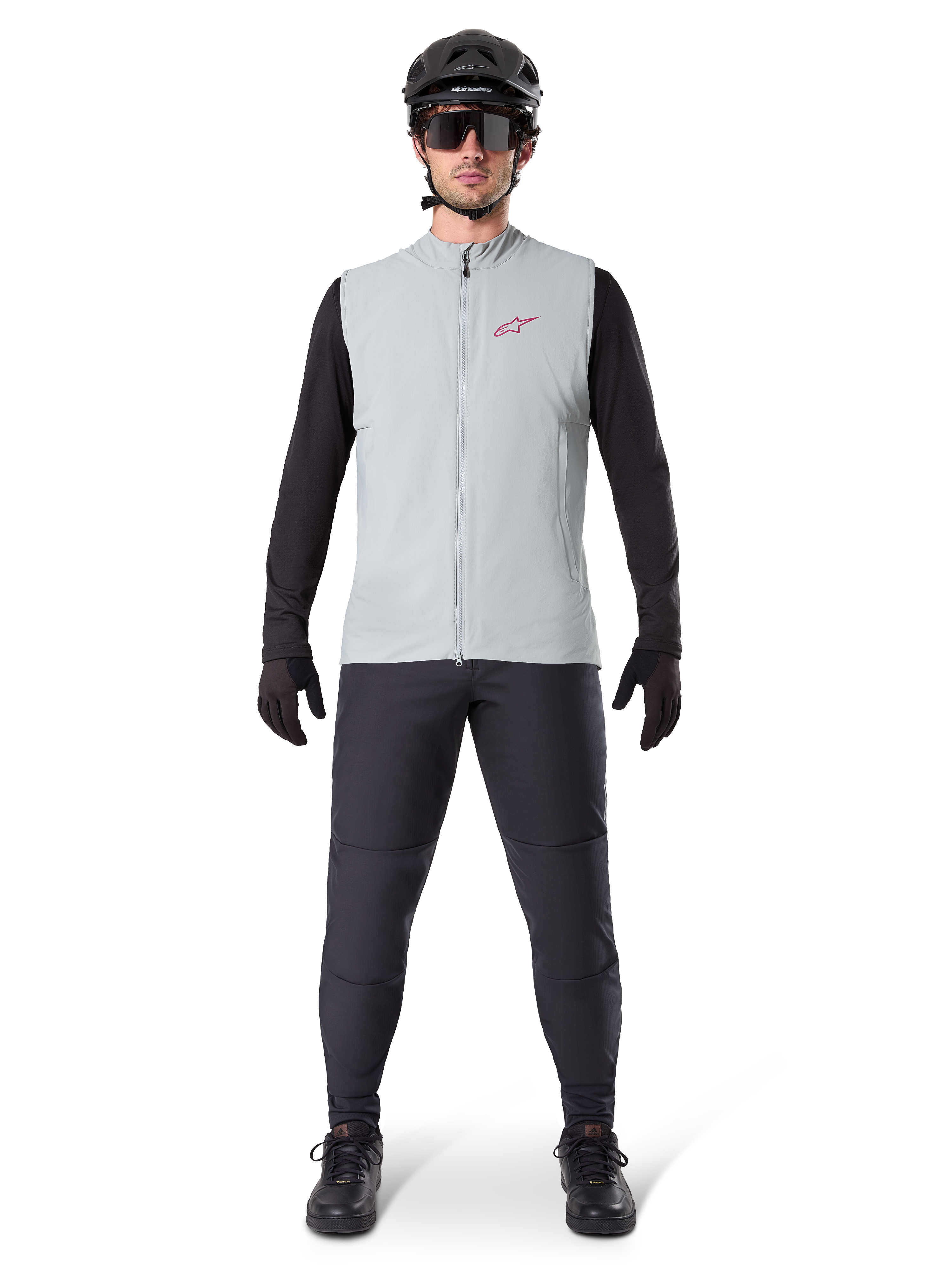 Alpinestars A-Dura Termovest, cykelvest, Titanium Gray, båret med sort langærmet trøje og sorte bukser, sort hjelm og solbriller, med et rødt Alpinestars-logo, letvægts termisk isolering til mountainbike