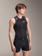 Alpinestars A-Motion Plasma beskyttelsesvest, MTB-beskyttelsesvest, Black Camo, ærmeløst mesh-design med central lynlås og brystpolstring, grå camouflage-detaljer på skuldrene, båret af en mandlig model i et studiemiljø.