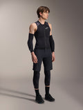 Alpinestars A-Motion Plasma beskyttelsesvest, ærmeløs sort og camo MTB-beskyttelsesvest, fuldkropsvisning af model iført vest med armærmer og knæbeskyttere, lynlås foran med hvidt Alpinestars-logo, high-performance udstyr til mountainbiking