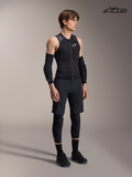 Alpinestars A-Motion Plasma beskyttelsesvest, herre mountainbike-beskyttelsesvest i sort og mørkegrå kamuflage, person iført beskyttelsesudstyr og tilhørende køretøj med CE-certificeret bryst- og rygbeskytter