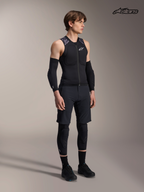 Alpinestars A-Motion Plasma beskyttelsesvest, herre mountainbike-beskyttelsesvest i sort og mørkegrå kamuflage, person iført beskyttelsesudstyr og tilhørende køretøj med CE-certificeret bryst- og rygbeskytter