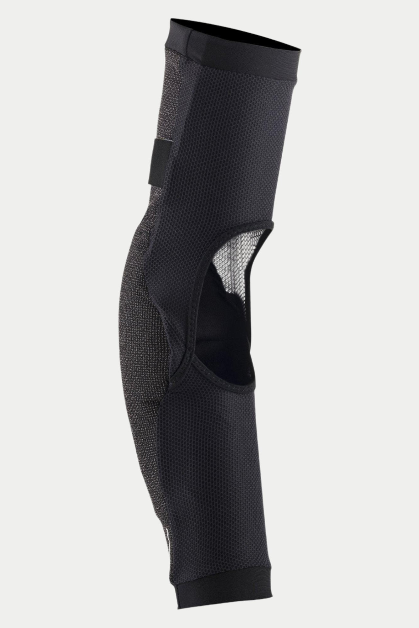 Alpinestars Paragon Pro albuebeskytter, sort, set fra siden, der viser åndbar stræknet-konstruktion og et stort ventilationsvindue bagpå, ergonomisk slip-on design med elastiske manchetter til mountainbike-beskyttelse