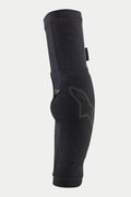 Alpinestars Paragon Pro albuebeskyttere, sorte slip-on albuebeskyttere til mountainbike, åndbar mesh-konstruktion, ergonomisk forformet design, diskret Alpinestars-logo på siden