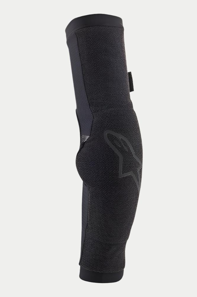 Alpinestars Paragon Pro albuebeskyttere, sorte slip-on albuebeskyttere til mountainbike, åndbar mesh-konstruktion, ergonomisk forformet design, diskret Alpinestars-logo på siden