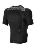 Alpinestars A-Motion Plasma beskyttelsesjakke, kortærmet mountainbike beskyttelsesjakke i sort camo, set bagfra med CE-certificeret Nucleon PLASMA rygbeskytter og stretch-mesh-konstruktion