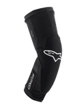 Alpinestars Paragon Plus knæbeskyttere, sort og hvid, MTB mountainbike-beskyttelse, åndbart slip-on mesh-sleeve, kurvet ergonomisk design med hvidt stjernelogo, polstret konstruktion til off-road kørsel