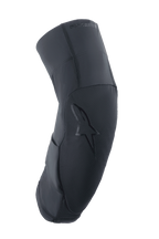 Alpinestars A-Motion Plasma Pro knæbeskytter, sort, sideprofil med buet ergonomisk design, tekstureret frontpanel med tonalt stjernelogo, åndbart strækmesh og ripstop-materialer, letvægtsbeskyttelse til MTB- og trailkørsel