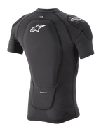 Alpinestars Paragon Lite beskyttelsesjakke - kortærmet, sort, set bagfra i trekvart profil, der viser integreret rygbeskytter og åndbar strækmesh-konstruktion, med hvidt Alpinestars-logo på ryggen og skulderen, letvægtsbeskyttelsesudstyr til mountainbike