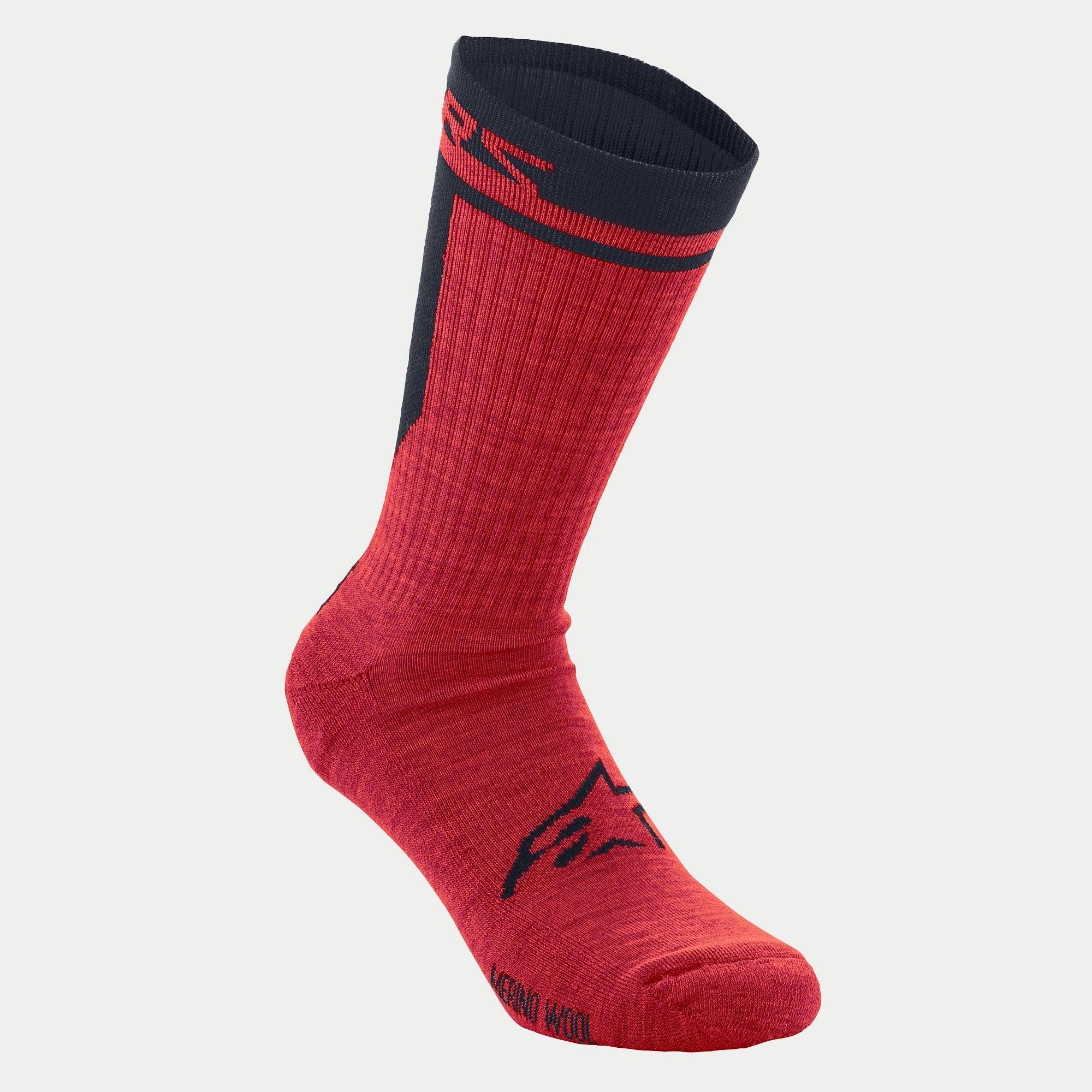 Alpinestars Merino Socks 24, cykelstrømper, rød og sort, 24 cm skafthøjde, sort Alpinestars-logo på foden, tekstureret merinouldskonstruktion til isolering og fugtstyring
