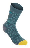 Alpinestars Drop Socks 15, MTB-strømper, Atlantic Ceramic blå med lyseblåt topografisk mønster, stærk gul tå og grå hæl, ribbet tekstur, lette performance MTB-strømper