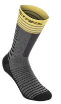 Alpinestars Drop Socks 19, cykelstrømper, mellemgrå og gul, med gul ribbet kant med striber, grå tekstureret krop med sorte horisontale mønstre, sort forstærket hæl og tå, åndbart performance MTB-udstyr
