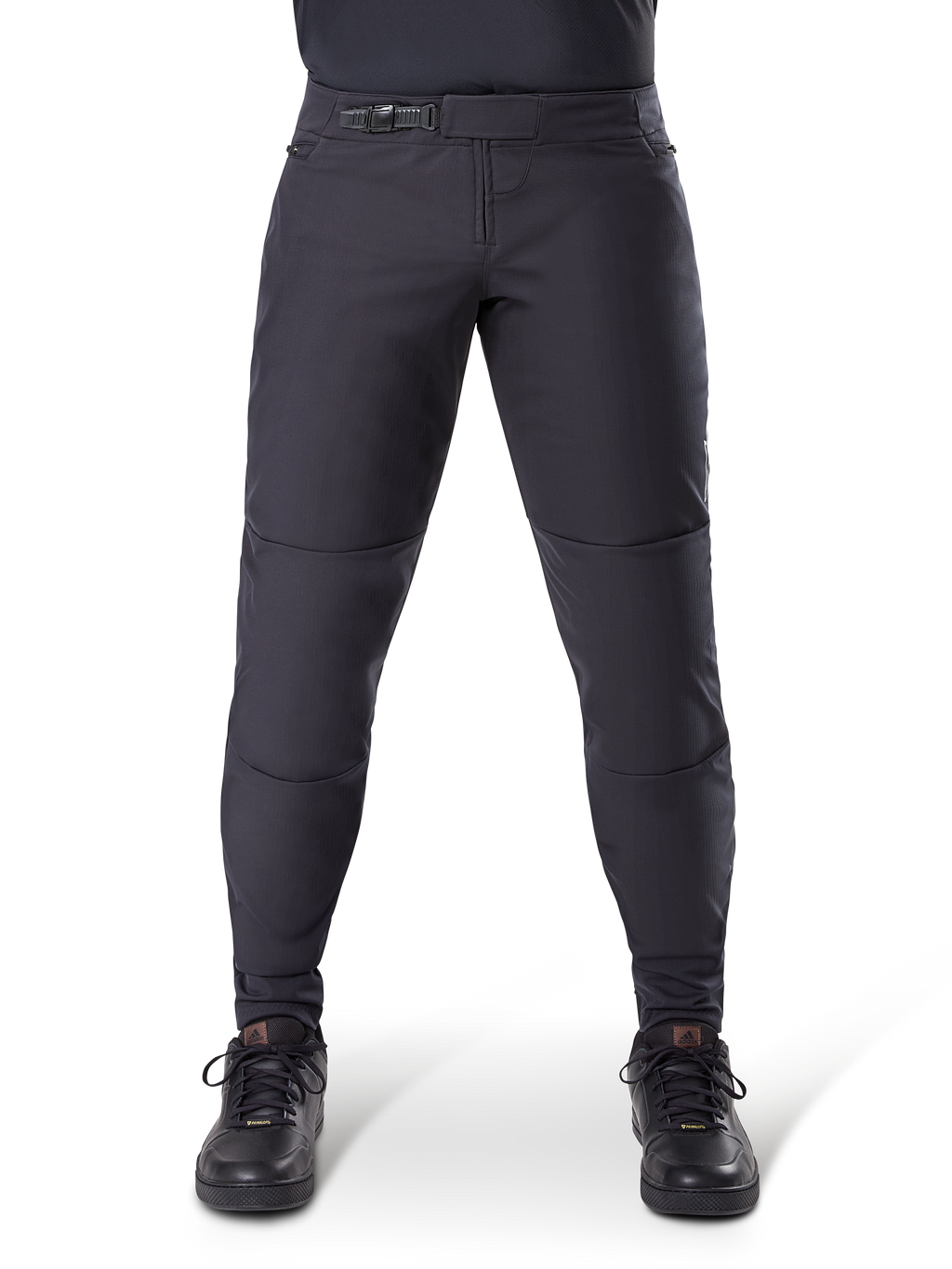 Alpinestars A-Dura Thermal bukser, sorte mountainbike-bukser, med sikker skraldelukning og forbuede pasform, båret med sorte cykelsko, holdbart teknisk materiale til trail-kørsel i koldt vejr
