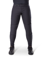 Alpinestars A-Dura Thermal bukser, sorte mountainbike-bukser, med sikker skraldelukning og forbuede pasform, båret med sorte cykelsko, holdbart teknisk materiale til trail-kørsel i koldt vejr
