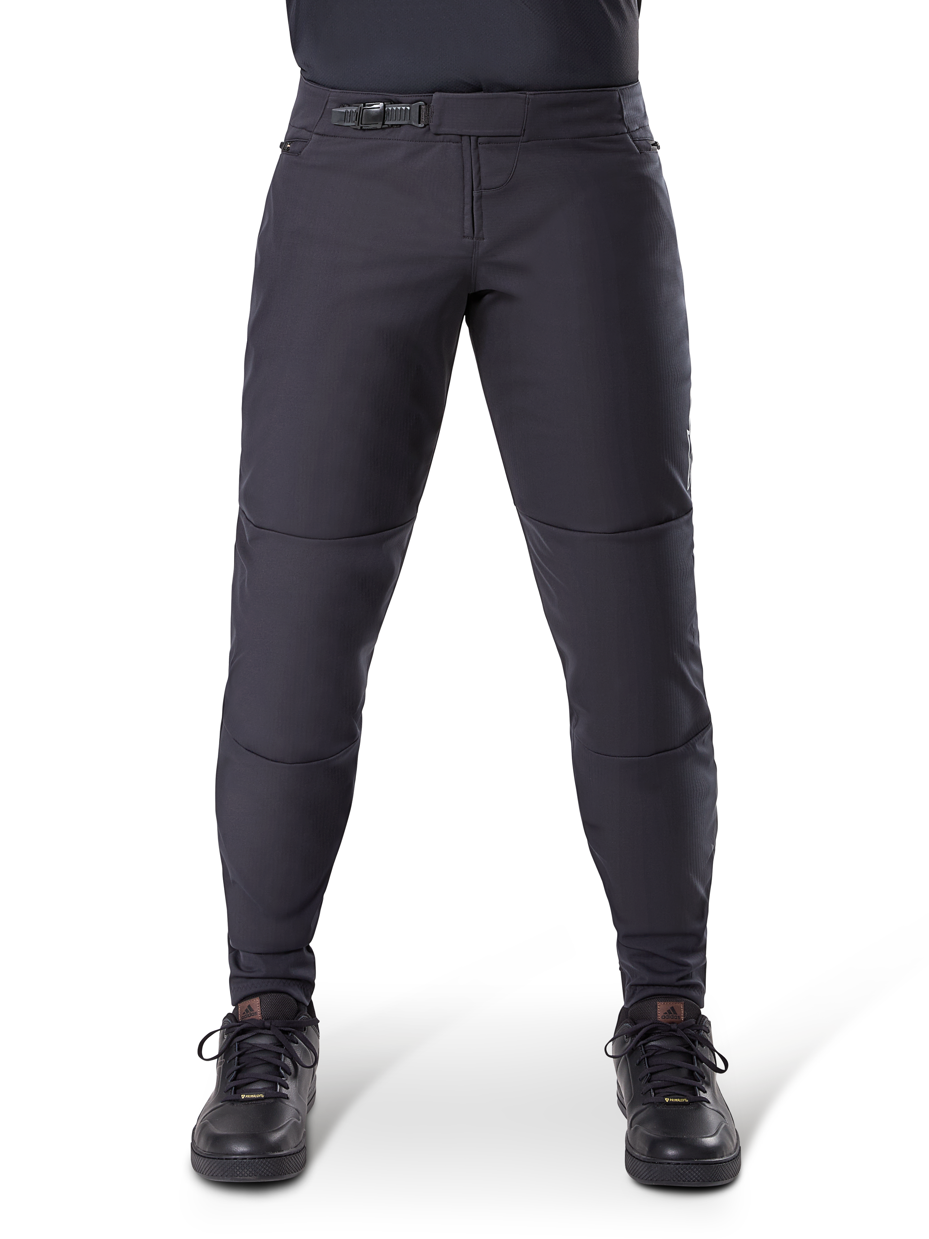 Alpinestars A-Dura Thermal bukser, sorte mountainbike-bukser, med sikker skraldelukning og forbuede pasform, båret med sorte cykelsko, holdbart teknisk materiale til trail-kørsel i koldt vejr