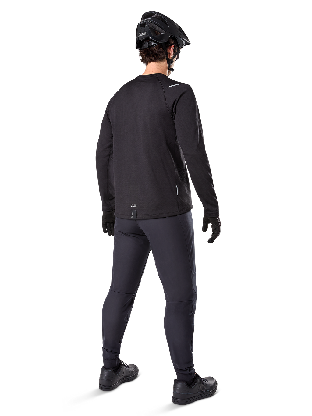 Alpinestars A-Dura termobukser, MTB-bukser, sort, set bagfra båret med en matchende langærmet trøje, sort MTB-hjelm og handsker, teknisk cykeludstyr til koldt vejr