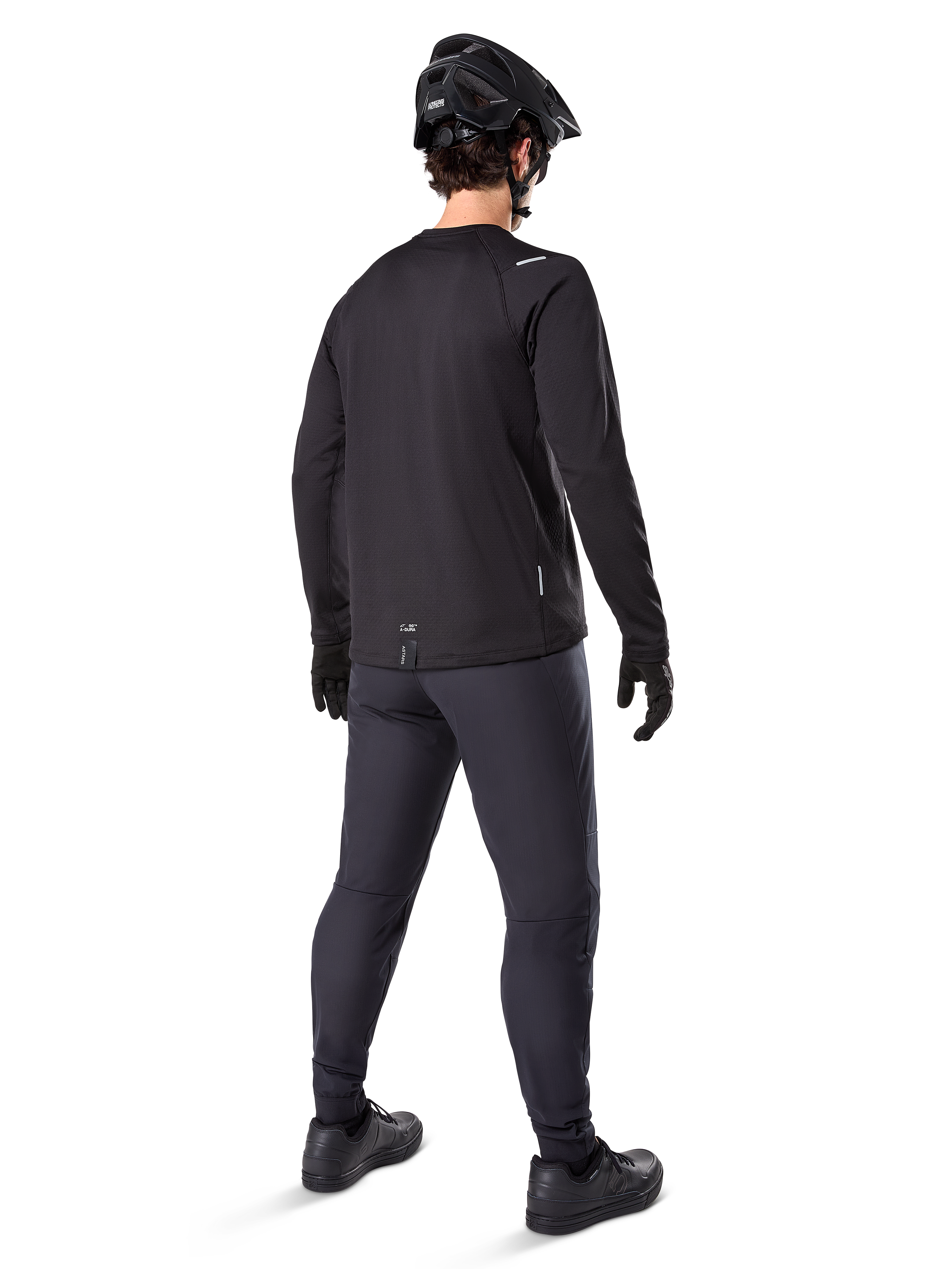Alpinestars A-Dura termobukser, MTB-bukser, sort, set bagfra båret med en matchende langærmet trøje, sort MTB-hjelm og handsker, teknisk cykeludstyr til koldt vejr