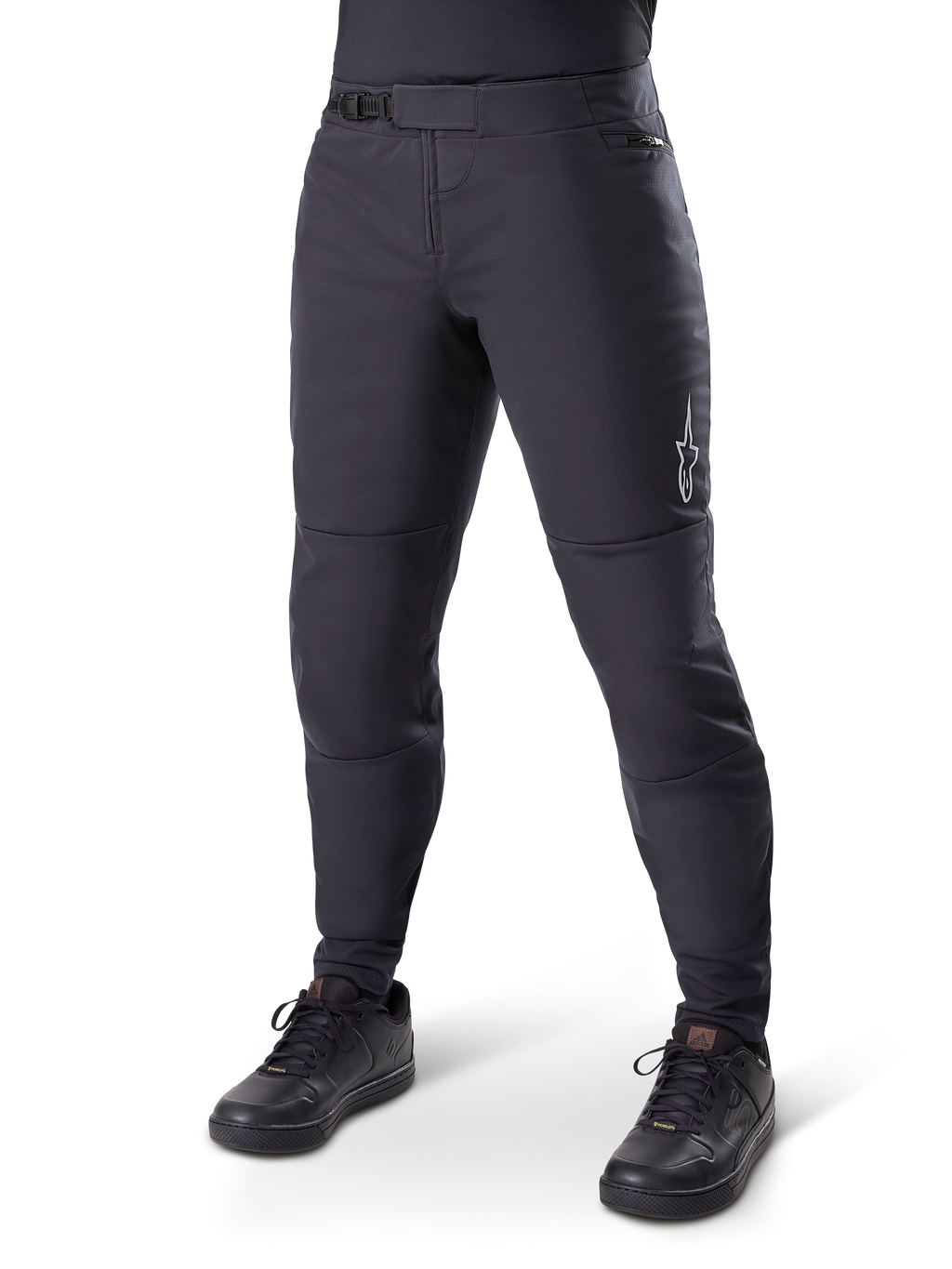 Alpinestars A-Dura Thermal bukser, sorte mountainbikebukser, vist med sorte cykelsko, med skraldelukning i taljen, lille hvidt logo på låret, tilspidset pasform til kørsel i koldt vejr