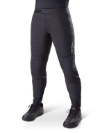 Alpinestars A-Dura Thermal bukser, sorte mountainbikebukser, vist med sorte cykelsko, med skraldelukning i taljen, lille hvidt logo på låret, tilspidset pasform til kørsel i koldt vejr