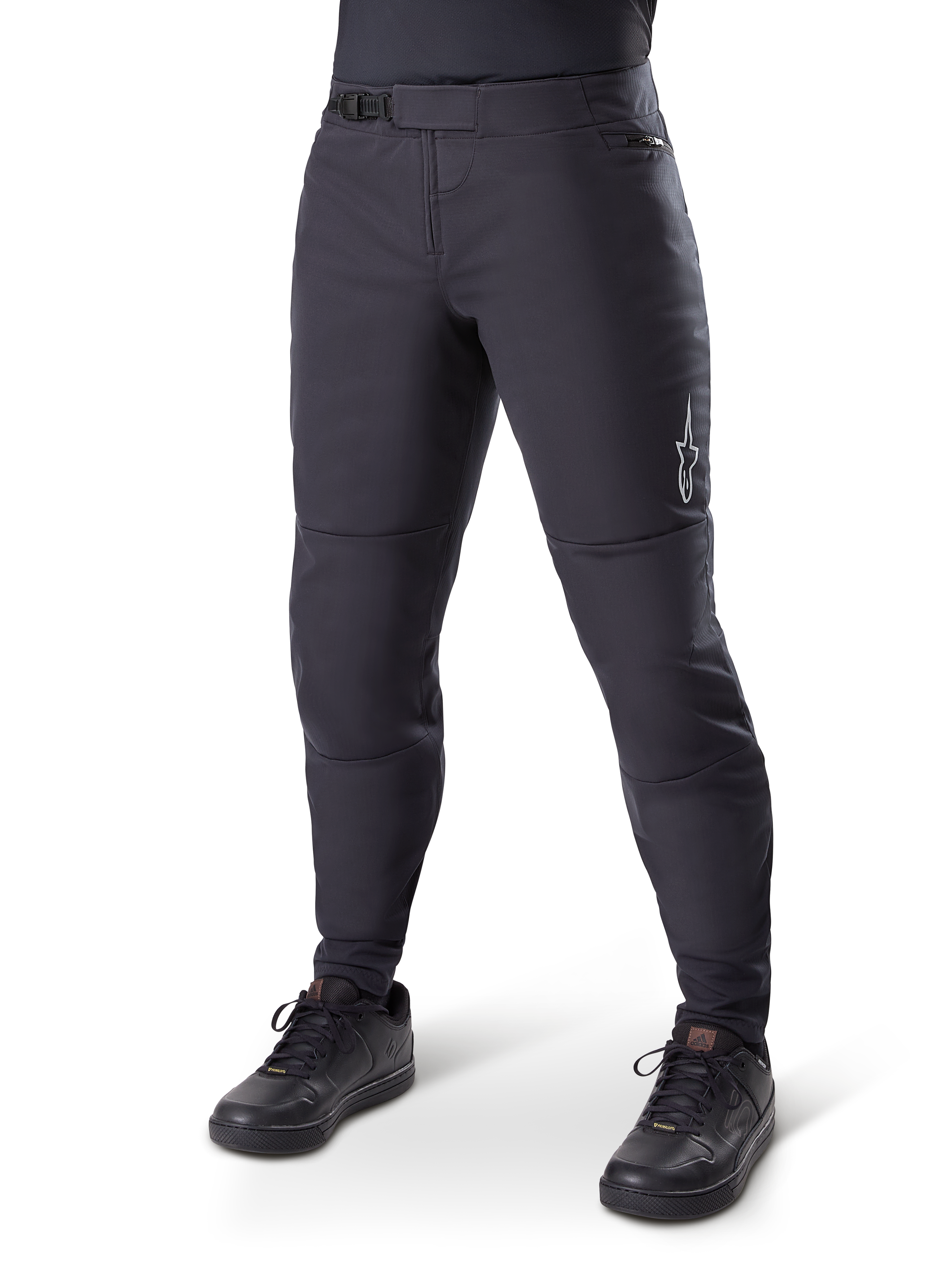 Alpinestars A-Dura Thermal bukser, sorte mountainbikebukser, vist med sorte cykelsko, med skraldelukning i taljen, lille hvidt logo på låret, tilspidset pasform til kørsel i koldt vejr