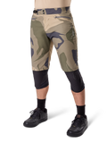 Alpinestars A-Dura Camo Liner Shorts, mountainbike-shorts, brunt camouflage-mønster, set forfra med lynlåslommer og taljejustering i siderne, båret med sorte knæbeskyttere og sorte cykelsko, slidstærkt udstyr til MTB