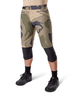 Alpinestars A-Dura Camo Liner Shorts, mountainbike-shorts, brunt camouflage-mønster, set forfra med lynlåslommer og taljejustering i siderne, båret med sorte knæbeskyttere og sorte cykelsko, slidstærkt udstyr til MTB