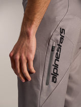 Grå A-Dura Elite Flex shorts med lodret sort Alpinestars-logo og lynlåslomme, fremstillet i ripstop-materiale.