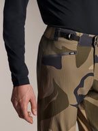 Alpinestars A-Dura Camo bukser, MTB-bukser, brun camouflage, nærbillede af den justerbare sideklemme i taljen og lynlåslomme med mesh-for, holdbart 2-vejs strækstof til mountainbike