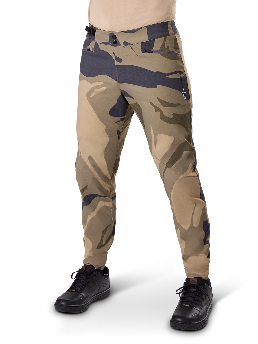 Alpinestars A-Dura Camo bukser, MTB-cykelbukser, brun camo, dobbelt knaplukning og lynlåslommer, almindelig pasform til mountainbike-kørsel, vist med sorte sko