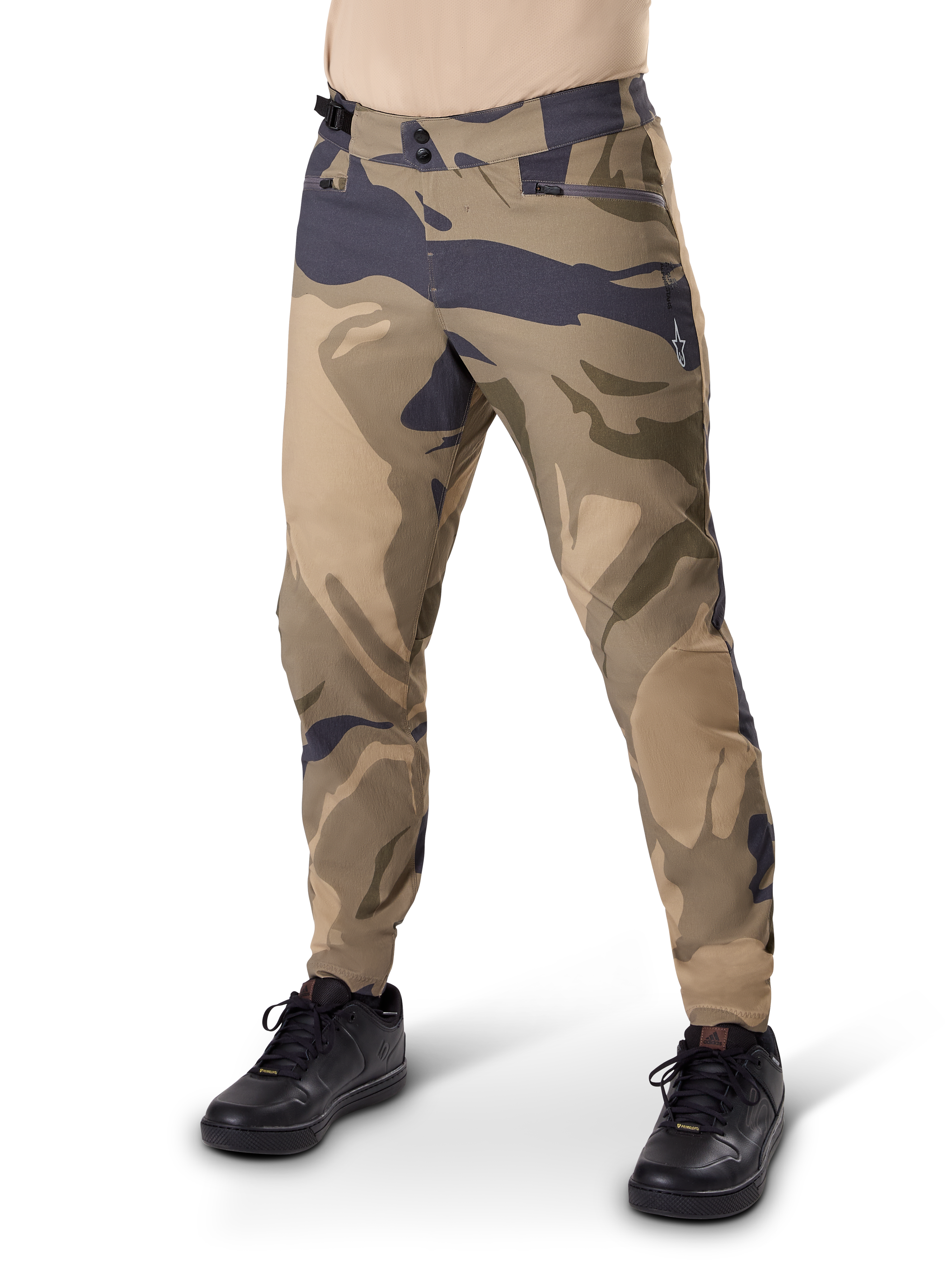 Alpinestars A-Dura Camo bukser, MTB-cykelbukser, brun camo, dobbelt knaplukning og lynlåslommer, almindelig pasform til mountainbike-kørsel, vist med sorte sko