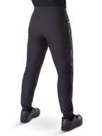 Alpinestars A-Dura vandtætte bukser, mountainbike-bukser, sort, set bagfra båret med sorte sko, med en holdbar 3-lags membran, almindelig pasform og elastiske manchetter til off-road cykling