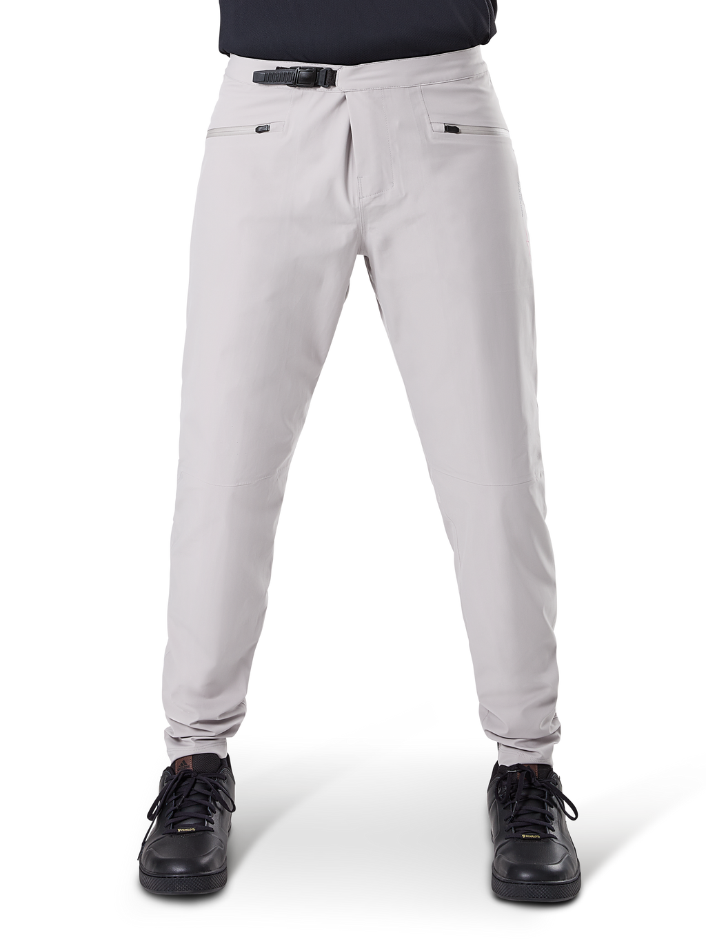 Alpinestars A-Dura Waterproof Pants, MTB-cykelbukser, titaniumgrå, set forfra, med sort rachet-lukning i taljen og to lynlåslommer, elastiske manchetter, båret med sorte sneakers, teknisk vandtæt udstyr til mountainbiking
