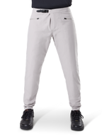 Alpinestars A-Dura Waterproof Pants, MTB-cykelbukser, titaniumgrå, set forfra, med sort rachet-lukning i taljen og to lynlåslommer, elastiske manchetter, båret med sorte sneakers, teknisk vandtæt udstyr til mountainbiking