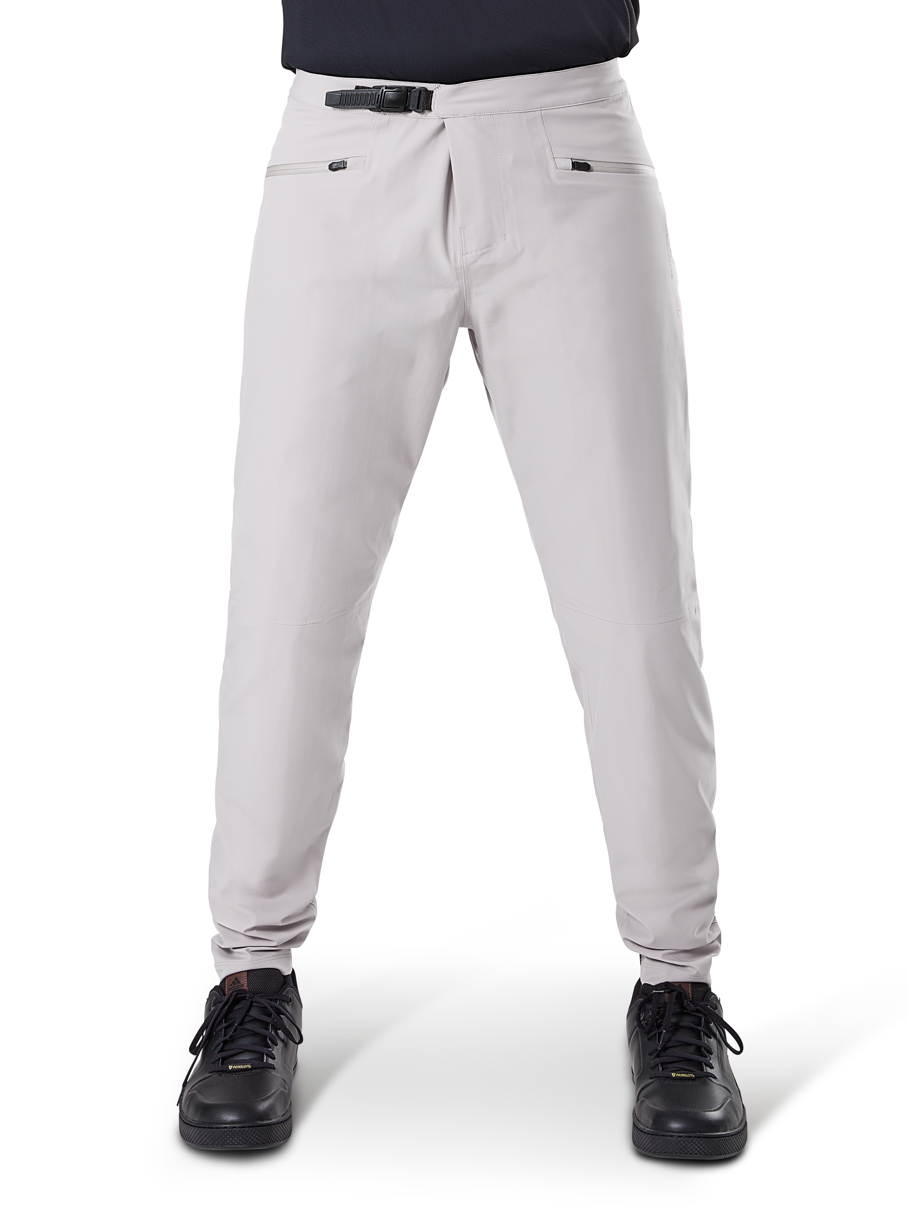 Alpinestars A-Dura Waterproof Pants, MTB-cykelbukser, titaniumgrå, set forfra, med sort rachet-lukning i taljen og to lynlåslommer, elastiske manchetter, båret med sorte sneakers, teknisk vandtæt udstyr til mountainbiking