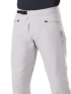 Alpinestars A-Dura Waterproof Pants, MTB-bukser, titaniumgrå, set forfra med sort rachet-taljelukning og håndlommer med lynlås, holdbar vandtæt konstruktion til mountainbiking
