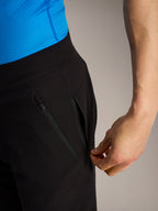Sorte Alpinestars A-Dura Ride MTB-shorts, nærbillede af en hånd der åbner en sikker sidelomme med lynlås.