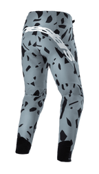 Alpinestars Techstar Envision bukser, mountainbike-bukser, askeblå med sort abstrakt geometrisk mønster, set bagfra med stort hvidt skriftlogo og sorte mesh-paneler på læggene, holdbart off-road cykeludstyr