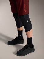 Alpinestars A-Dura Ride Shorts i bordeaux, slidstærke performance MTB-shorts med strækpasform og signaturlogo.