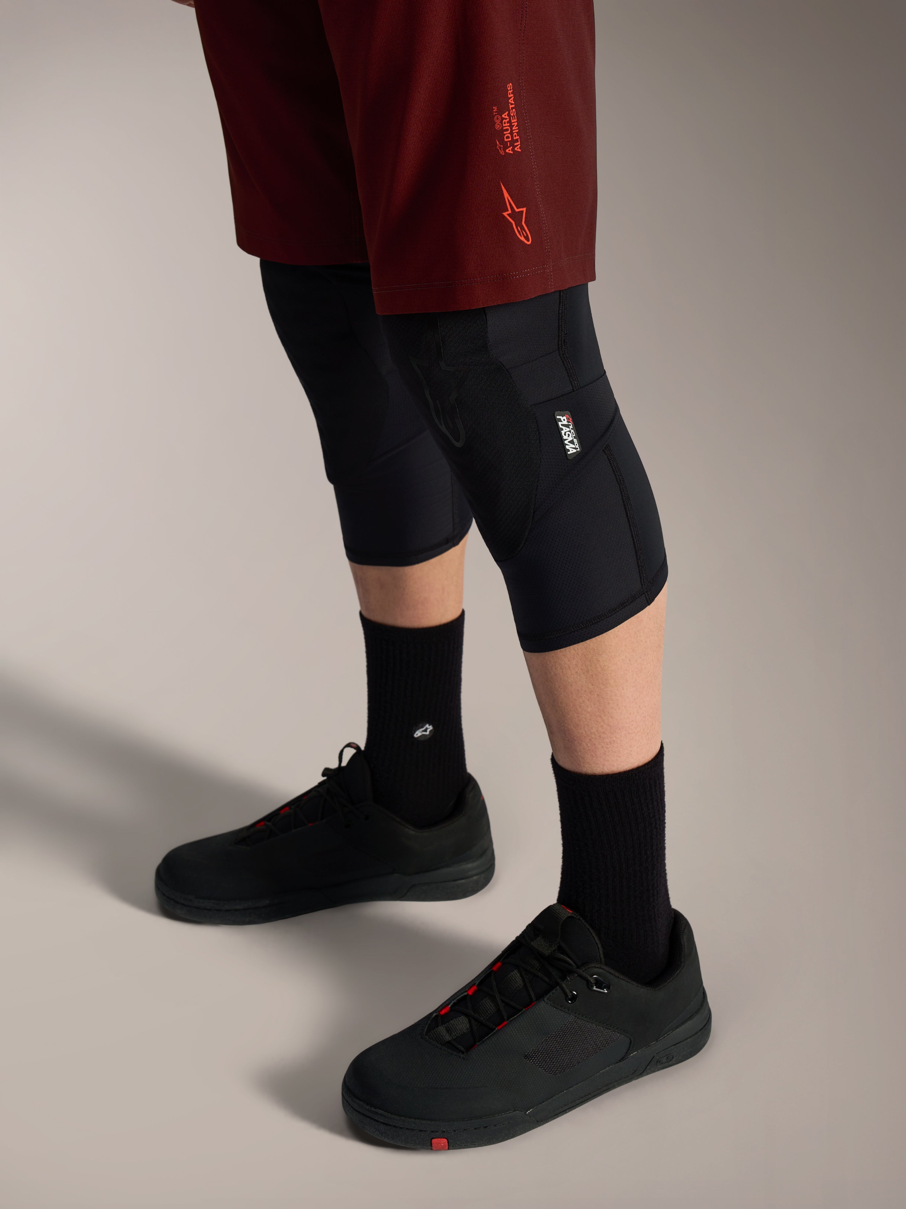 Alpinestars A-Dura Ride Shorts i bordeaux, slidstærke performance MTB-shorts med strækpasform og signaturlogo.