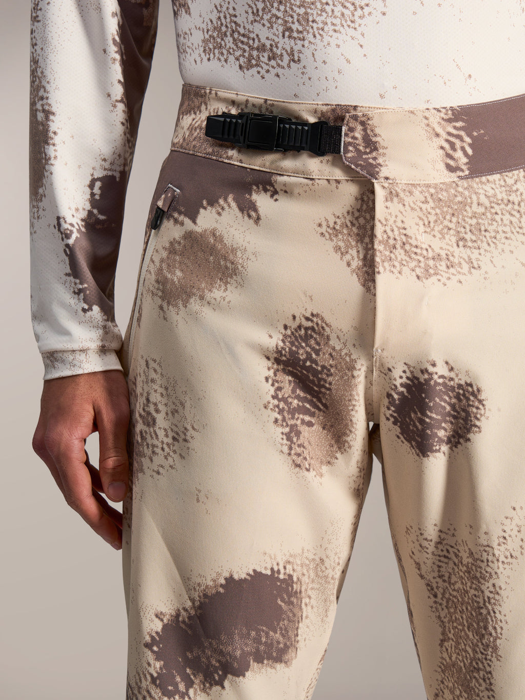 A-Dura Ride Shorts i Sand Camo med sort skraldelukning i taljen, slidstærkt mountainbike-tøj til off-road kørsel.