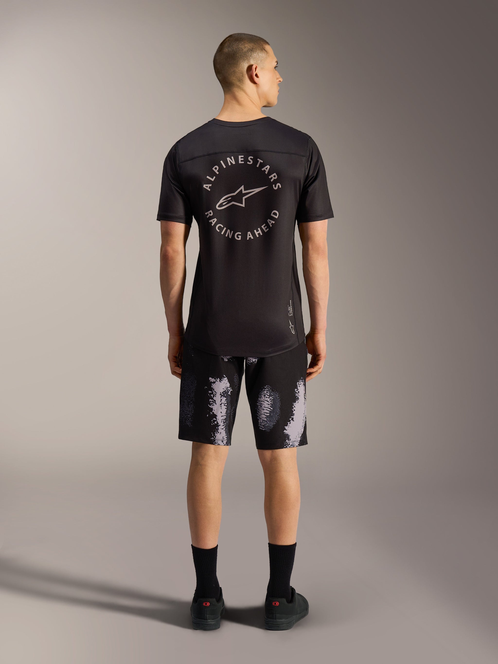A-Dura Ride Shorts i Black Camo, holdbare MTB-shorts til mænd med 4-vejs stræk, set bagfra i et studiemiljø.